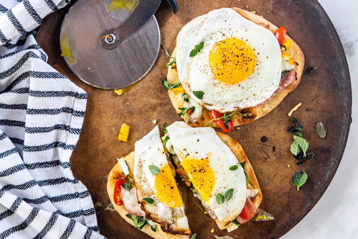 Easy Breakfast Naan Pizza Easy Breakfast Naan Pizza