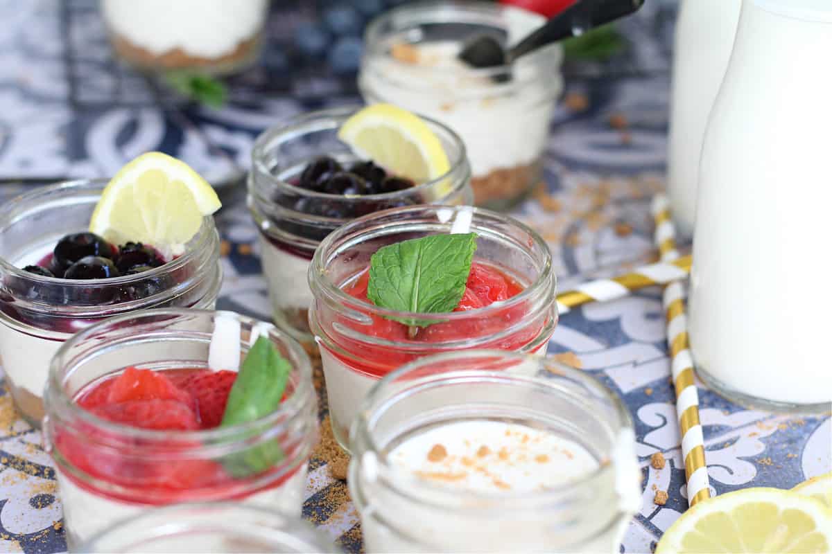 Healthy No Bake mini Cheesecakes in mason jars Healthy No Bake mini Cheesecakes in mason jars