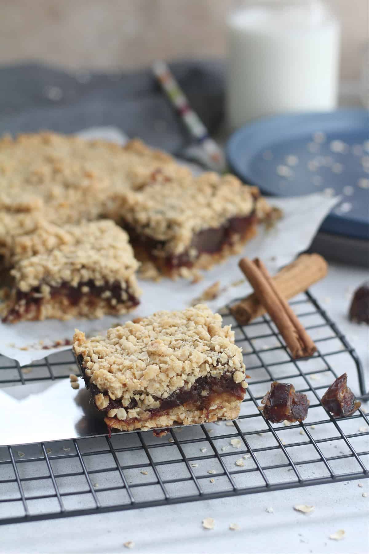 Easy Oatmeal Date Bars Easy Oatmeal Date Bars
