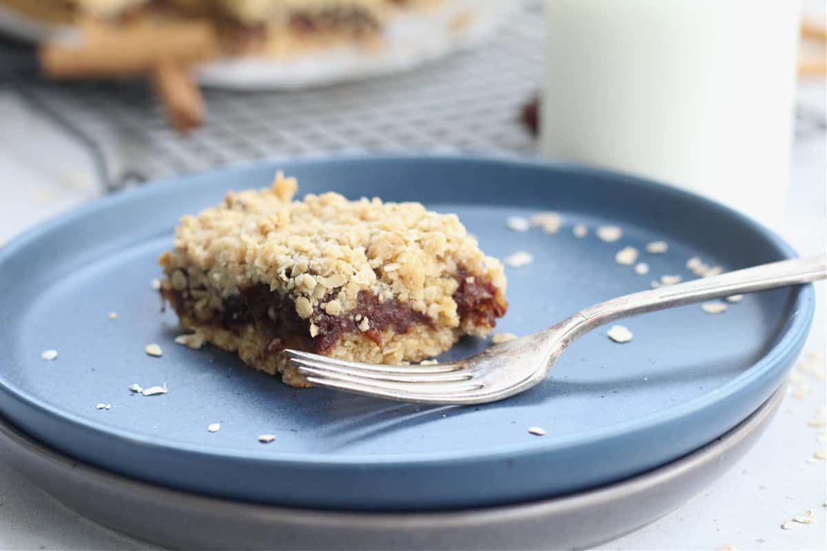Healthy Oatmeal Date Bars Healthy Oatmeal Date Bars